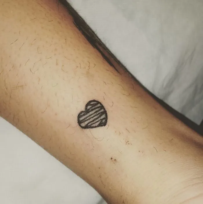 Esta tatuadora brasileña dibuja horriblemente, pero aún así la gente paga para que ella les tatúe