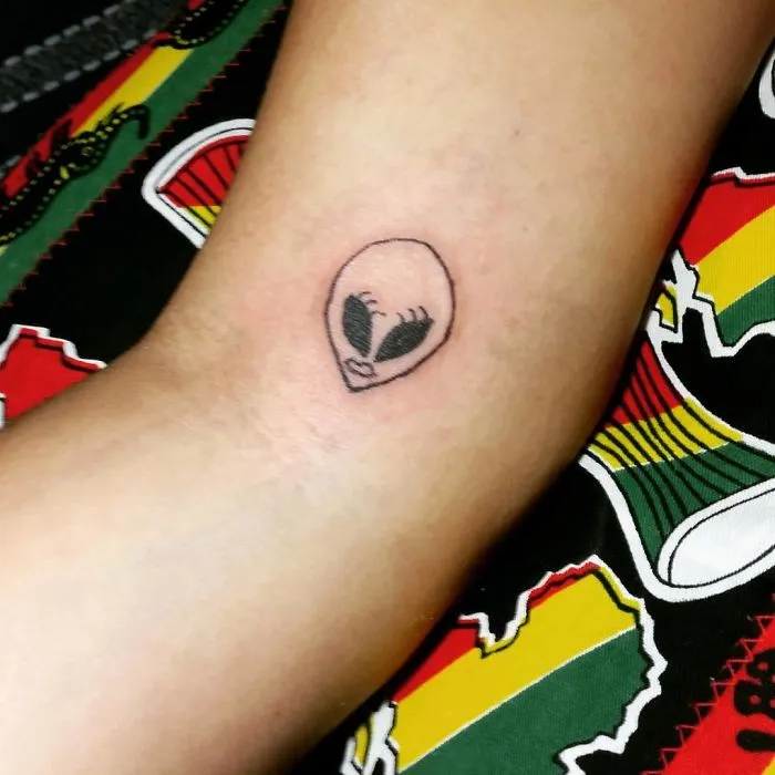 Esta tatuadora brasileña dibuja horriblemente, pero aún así la gente paga para que ella les tatúe