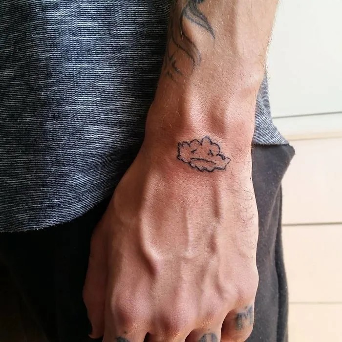 Esta tatuadora brasileña dibuja horriblemente, pero aún así la gente paga para que ella les tatúe