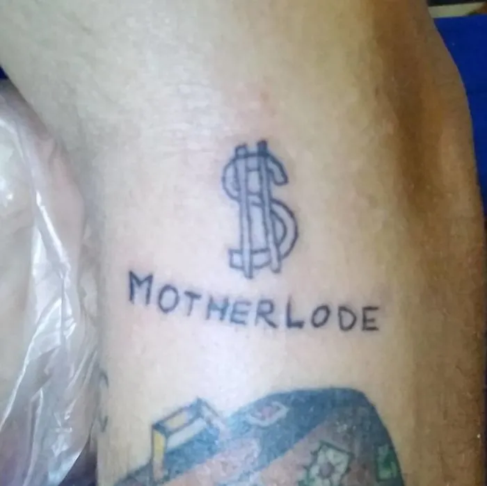 Esta tatuadora brasileña dibuja horriblemente, pero aún así la gente paga para que ella les tatúe