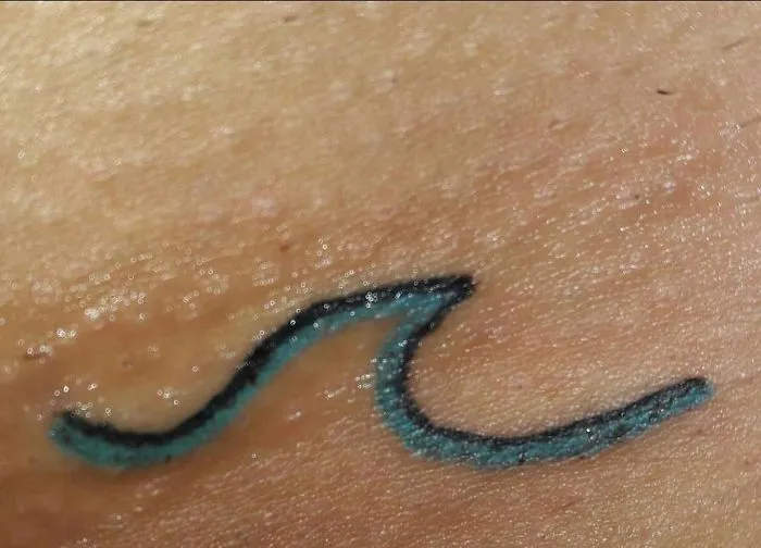 Esta tatuadora brasileña dibuja horriblemente, pero aún así la gente paga para que ella les tatúe