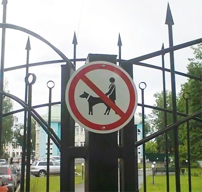 No te f*lles al perro en este parque