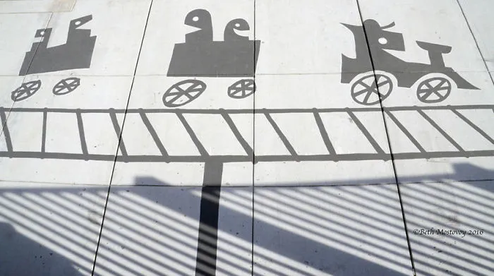 This Street Artist Is Painting Fake Shadows To Confuse People, And The Result Looks Too Real