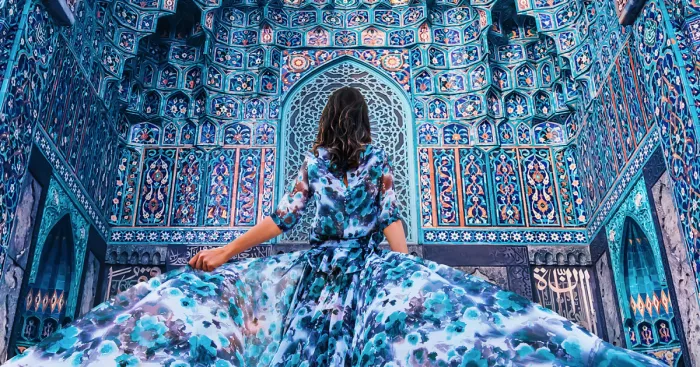 Viajo por el mundo fotografiando chicas con vestido en los sitios más bellos