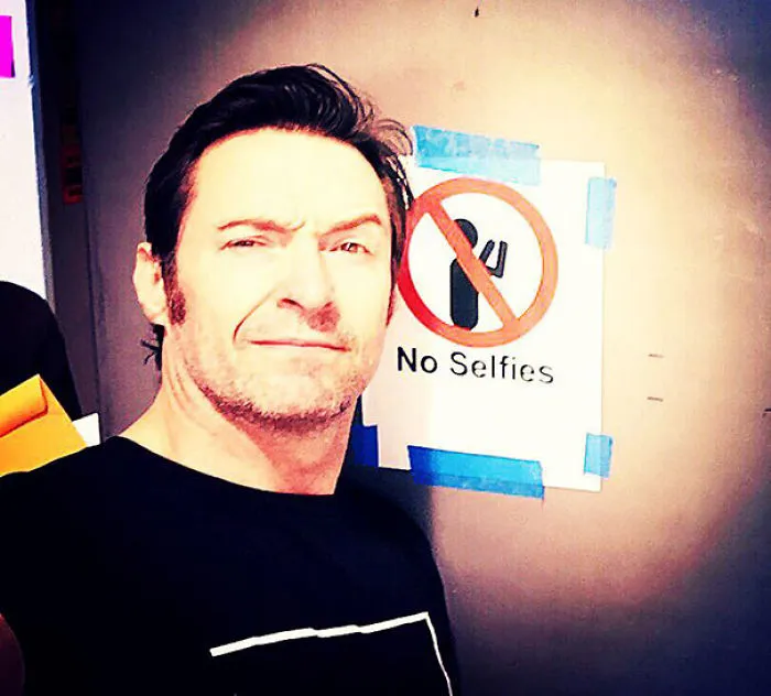Hugh Jackman, se hace selfies donde le da la gana