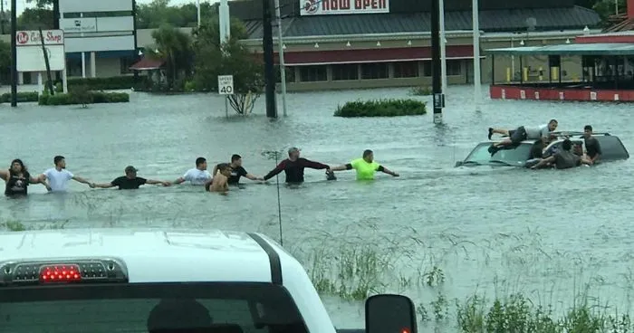 The Story Behind This Viral Pic Of Human Chain In Houston Will Restore Your Faith In Humanity