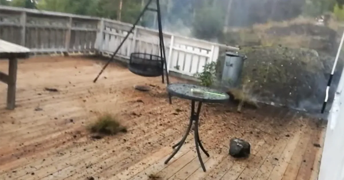 Este hombre intentó grabar una tormenta eléctrica en el exterior y vivió el momento más terrorífico de su vida