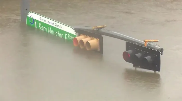 Intersección Junto A San Houston Pkwy. En Houston, El Agua Alcanza Los 17 Pies De Profundidad