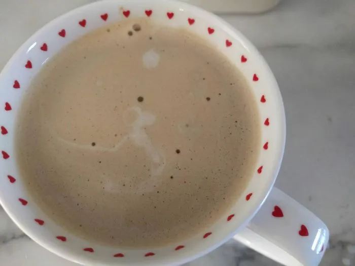 Tras echar leche en el café, vi a Snoopy bajo la luna