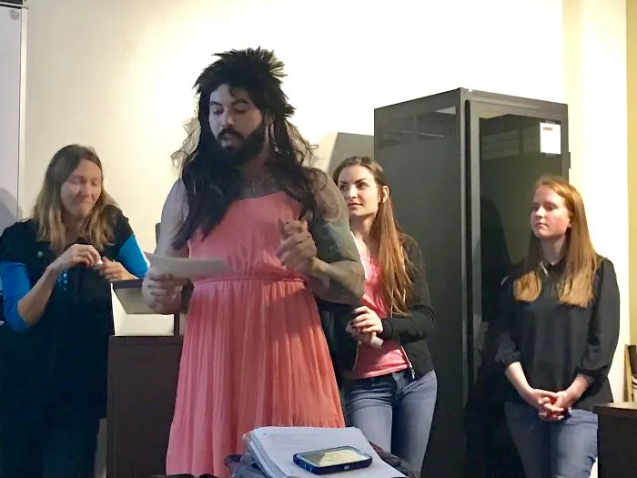 Teníamos que hacer una presentación sobre feminismo y...