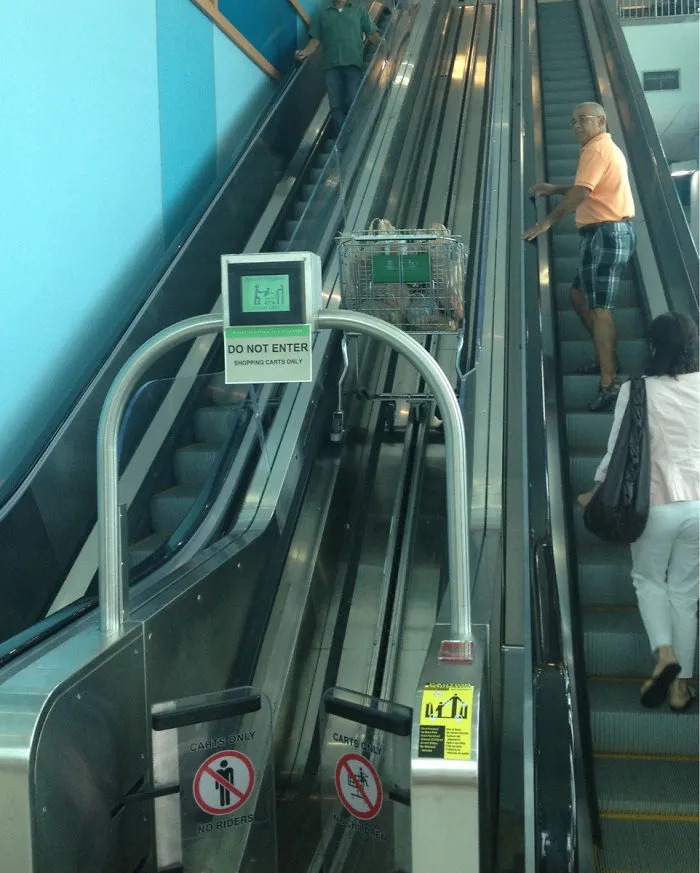 Supermercado con escalera especial para el carrito