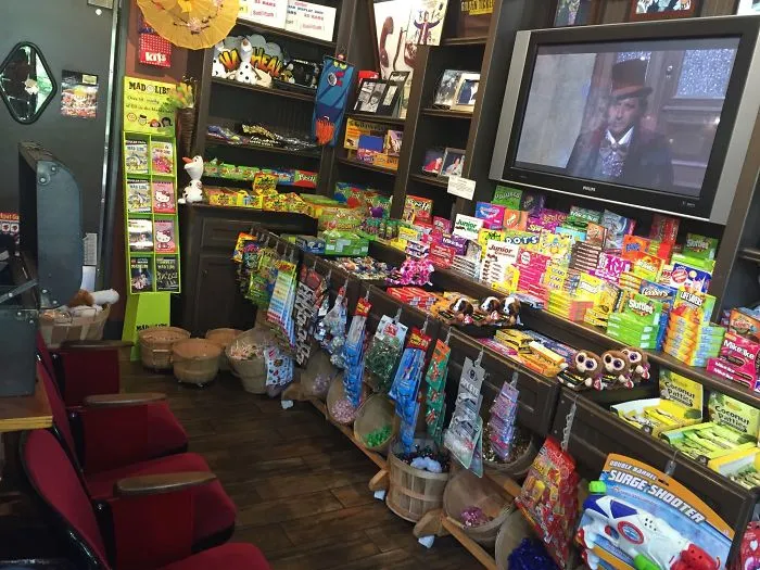 Tienda de dulces con un minicine en el que siempre echan Willy Wonka y la Fábrica de chocolate