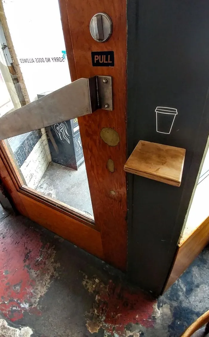 Estante para dejar el café mientras abres la puerta