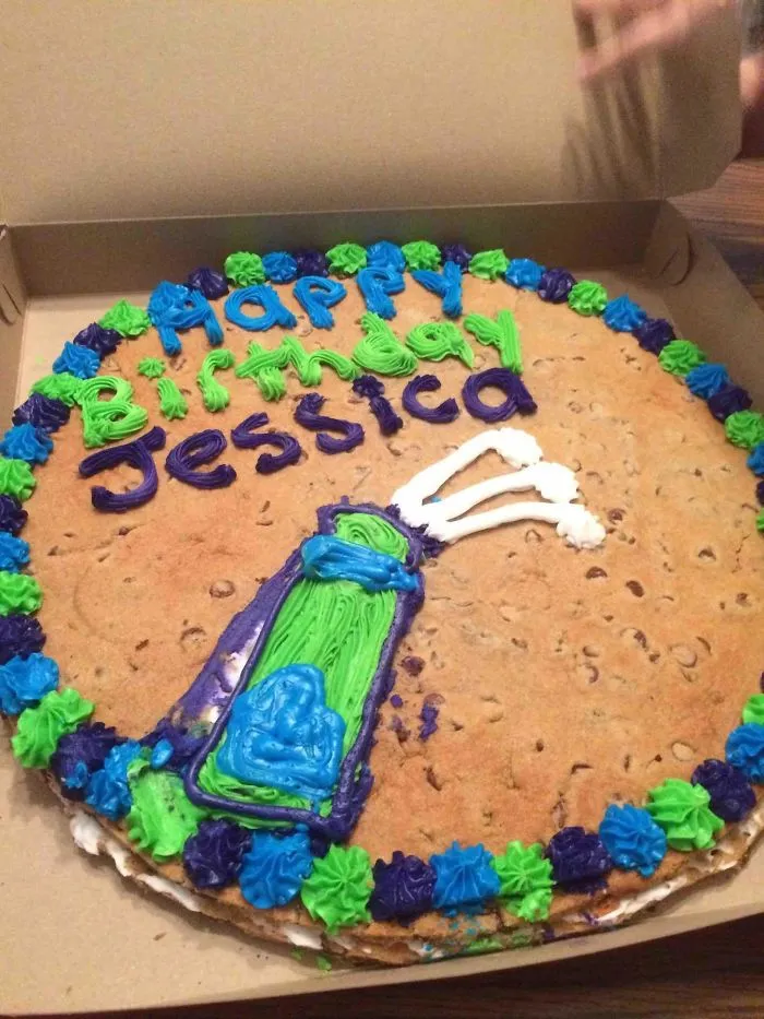 Mi suegra encargó una tarta con una botella de champán abriéndose