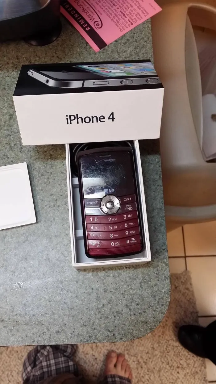 Mi hermana pidió un smartphone, esto es lo que le envió mi madre