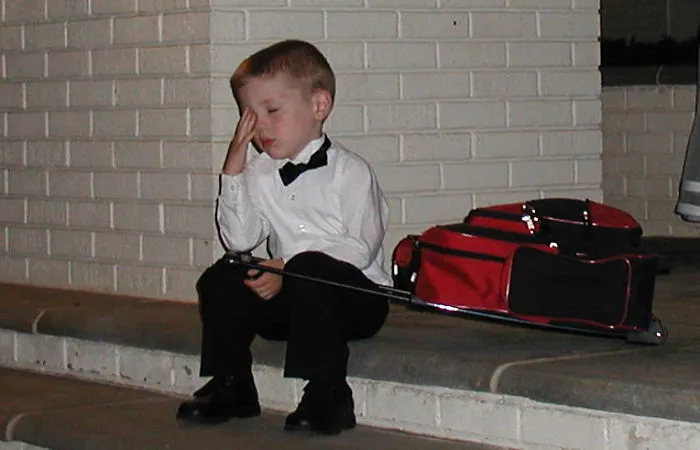 Mi primo tras una boda de todo un día (lleva juguetes en la maleta)
