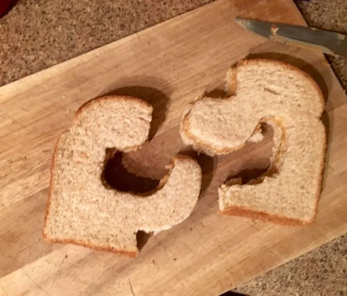 Me pidió que le cortara el sandwich por la mitad, no especificó como