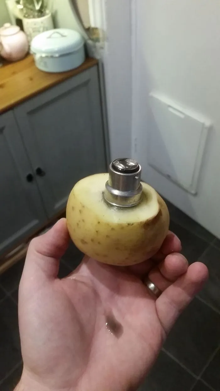 Quitando una bombilla rota con una patata