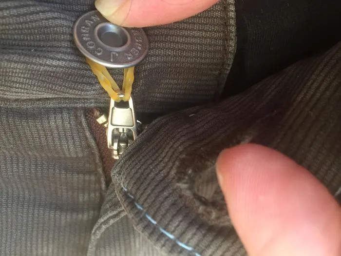 Con una gomita elástica puedes sostener esa cremallera que siempre se baja