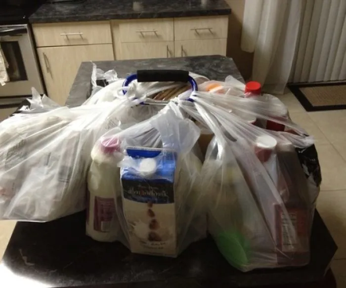 Con un mosquete puedes traer todas las bolsas de la compra a la vez