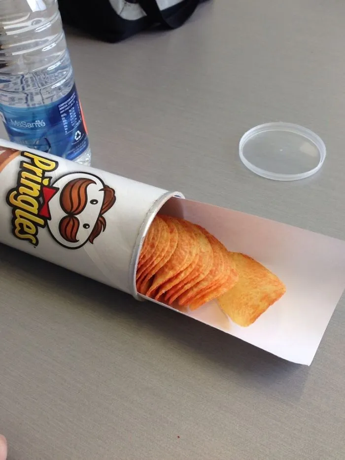 Como alcanzar fácilmente las pringles del fondo