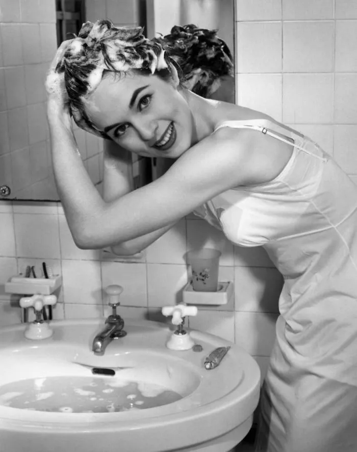 9 Shocking Bad Habits That Damage Your Hair