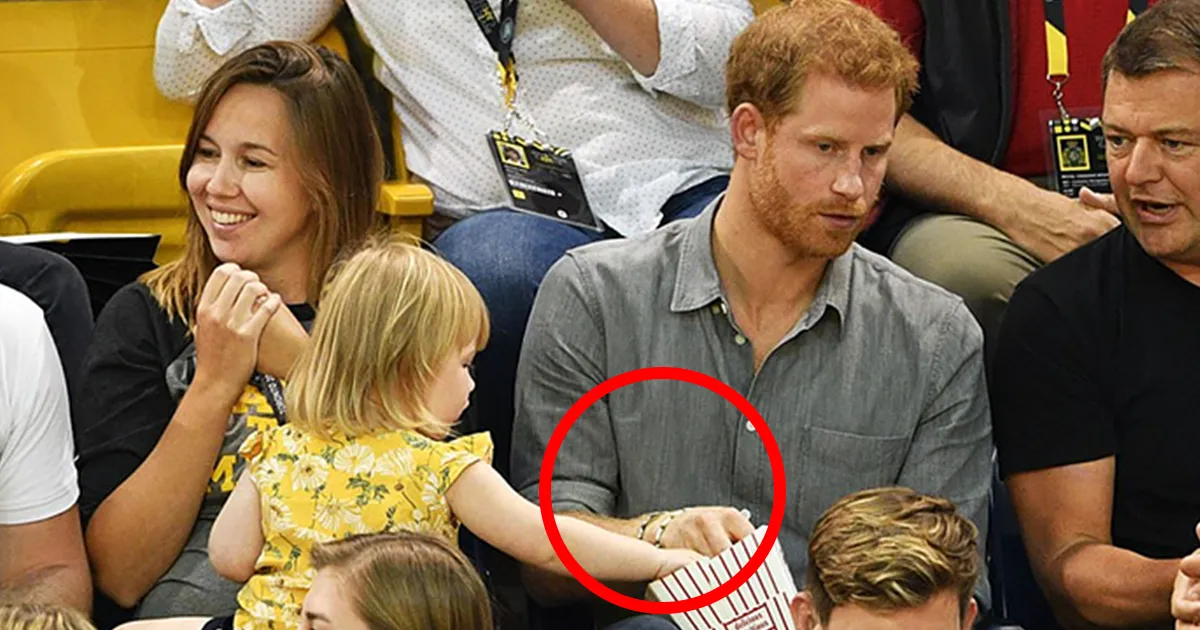 Esta niña le roba las palomitas al príncipe Harry hasta que al final se da cuenta y reacciona