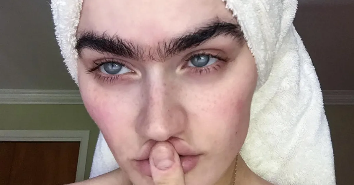 Esta modelo se niega a quitarse el entrecejo y desafía los estereotipos de belleza