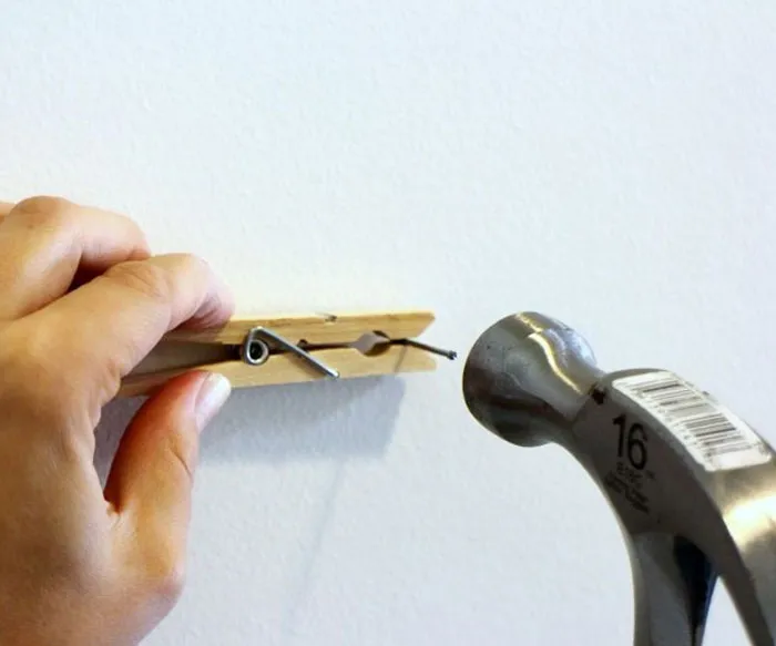 Usa una pinza para clavar un clavo de forma segura