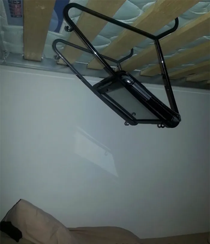 Soporte para colgar tablet en la litera de abajo