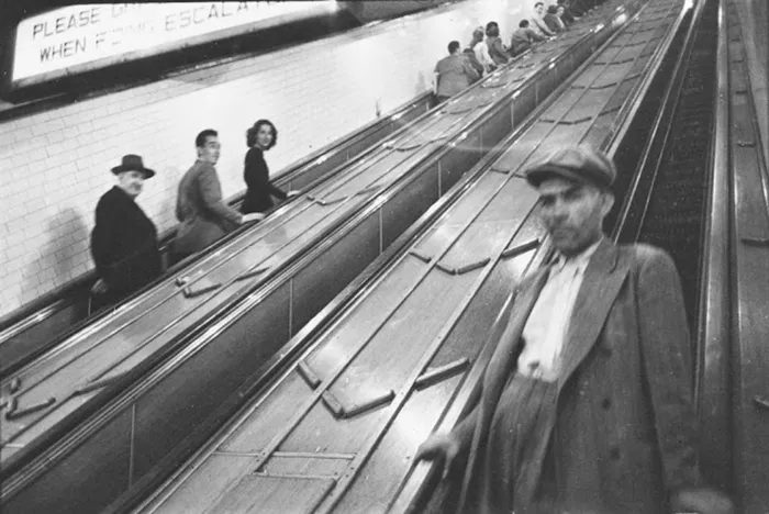 Gente En Las Escaleras En Una Estación De Metro, 1940
