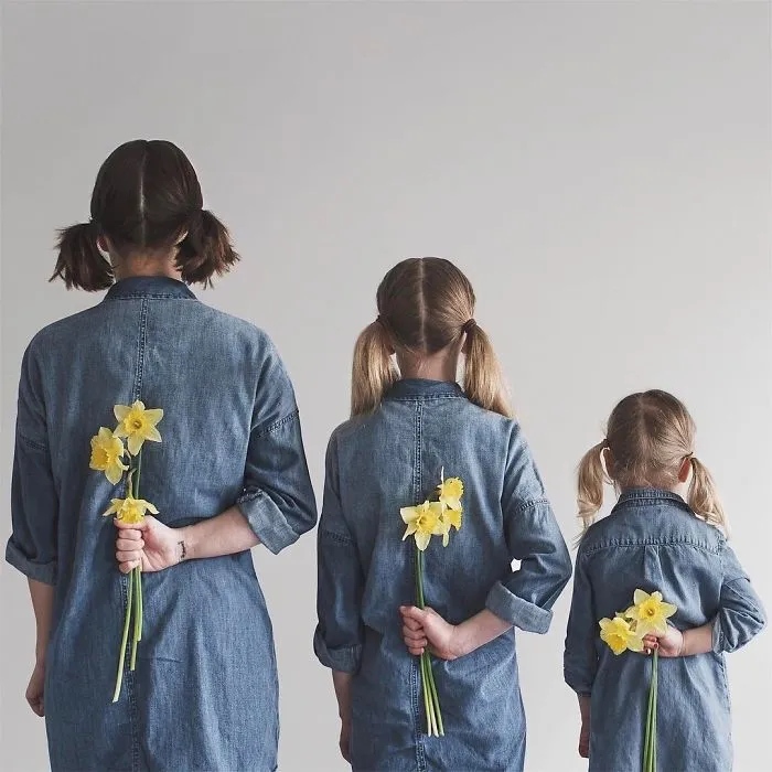 Esta madre hace adorables fotos de sus hijas con ella llevando ropa a juego (Parte 2)