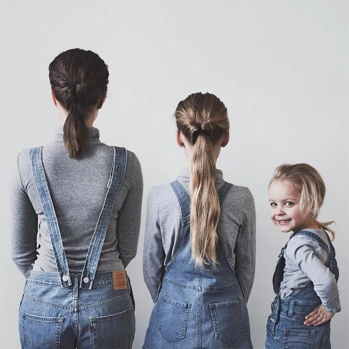 Esta madre hace adorables fotos de sus hijas con ella llevando ropa a juego (Parte 2)