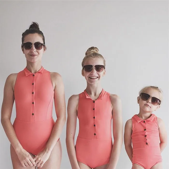 Esta madre hace adorables fotos de sus hijas con ella llevando ropa a juego (Parte 2)