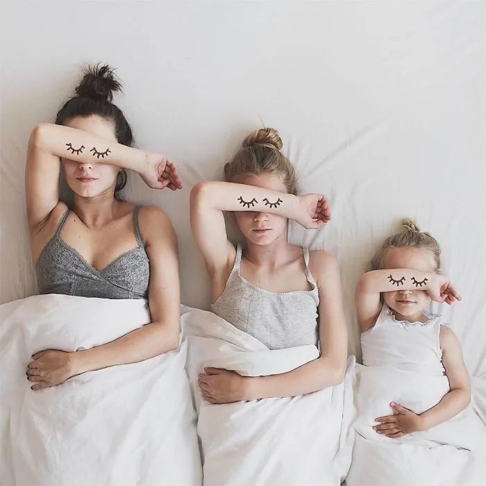 Esta madre hace adorables fotos de sus hijas con ella llevando ropa a juego (Parte 2)