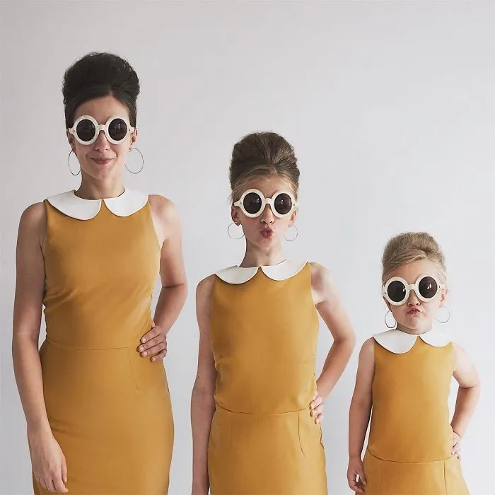 Esta madre hace adorables fotos de sus hijas con ella llevando ropa a juego (Parte 2)