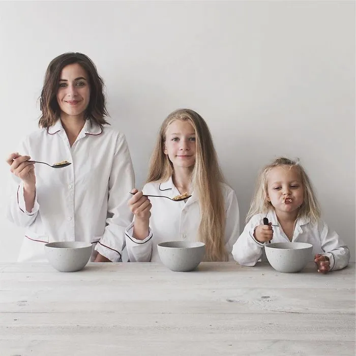 Esta madre hace adorables fotos de sus hijas con ella llevando ropa a juego (Parte 2)