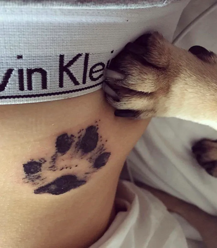 Las huellas de perro quedan genial como tatuajes, aquí tienes la prueba