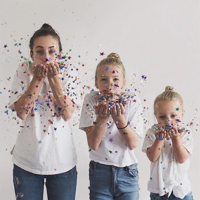 Esta madre hace adorables fotos de sus hijas con ella llevando ropa a juego (Parte 2)