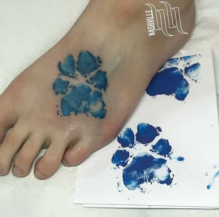Las huellas de perro quedan genial como tatuajes, aquí tienes la prueba