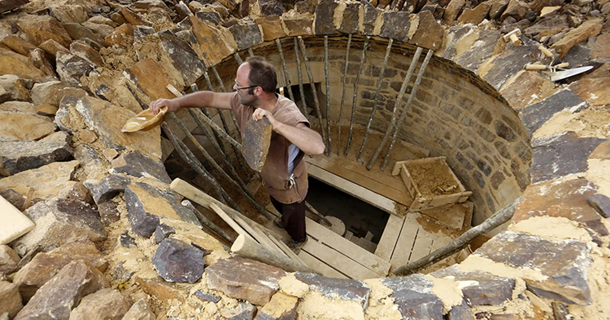 Llevan 20 años construyendo en Francia un castillo medieval usando técnicas medievales