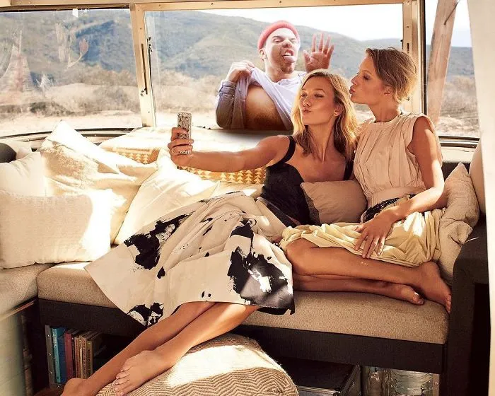 Este hombre sigue photoshopeandose en las vidas de los famosos y no podemos parar de reír