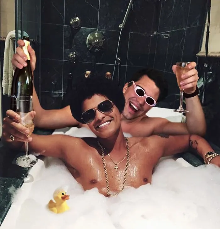 Guy Keeps Photoshopping Himself Into Celebrities' Lives, And We Can't Stop Laughing