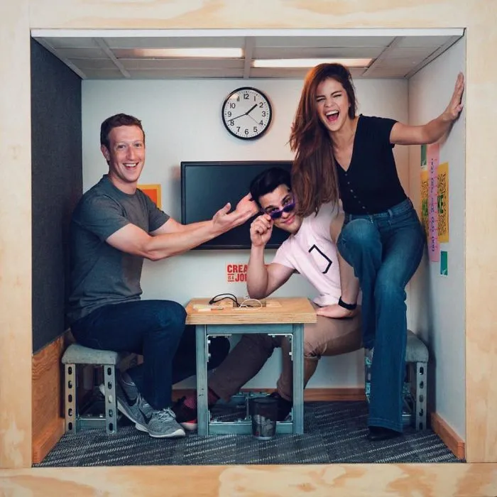 Guy Keeps Photoshopping Himself Into Celebrities' Lives, And We Can't Stop Laughing