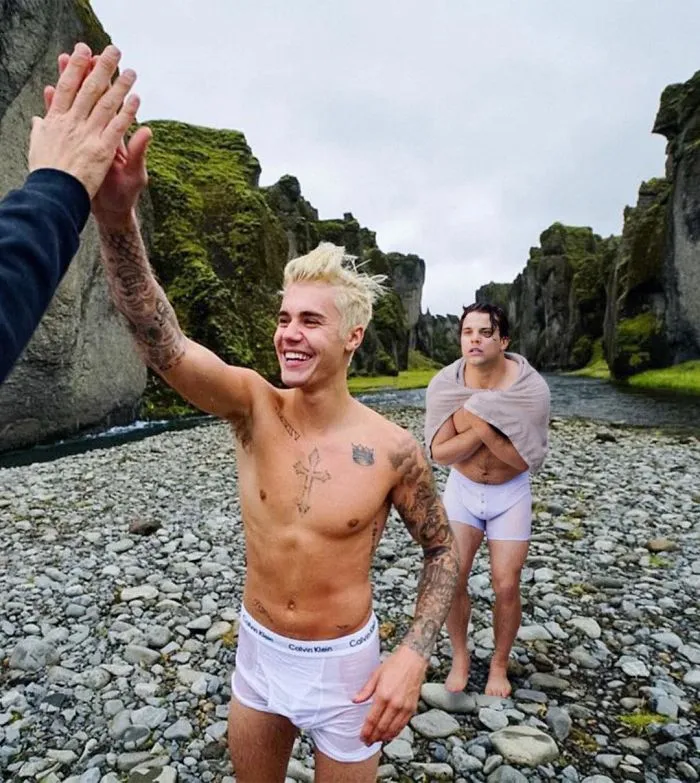 Este hombre sigue photoshopeandose en las vidas de los famosos y no podemos parar de reír