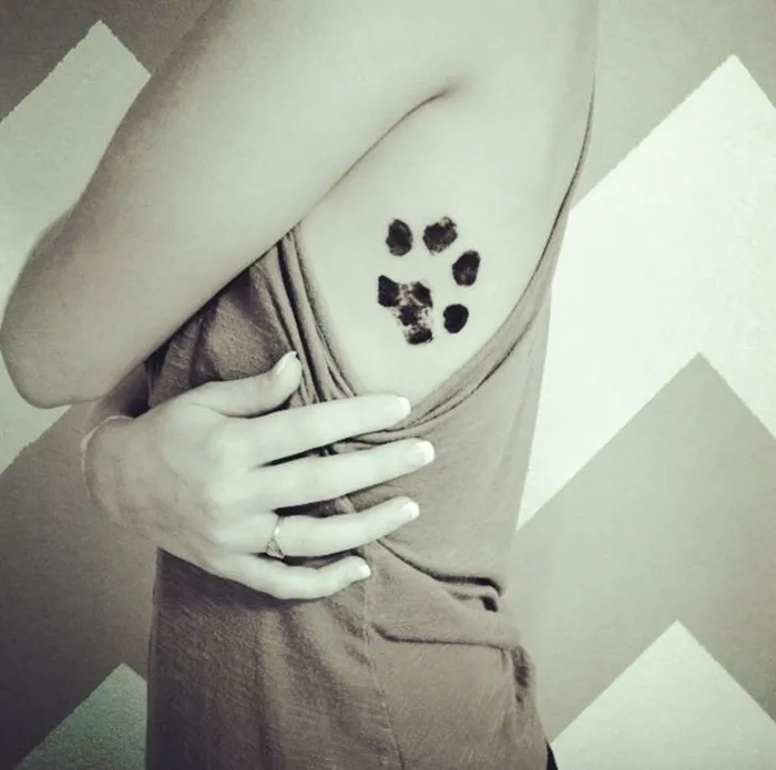 Las huellas de perro quedan genial como tatuajes, aquí tienes la prueba