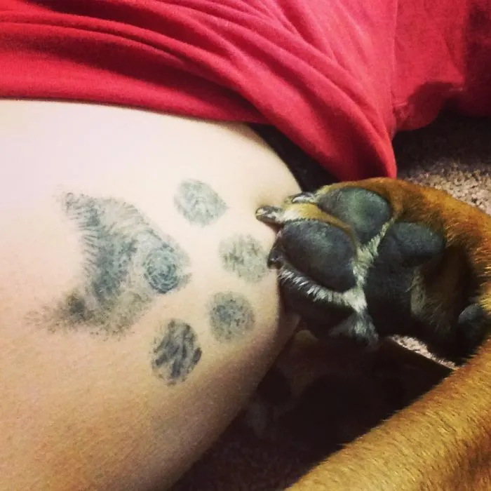 Las huellas de perro quedan genial como tatuajes, aquí tienes la prueba