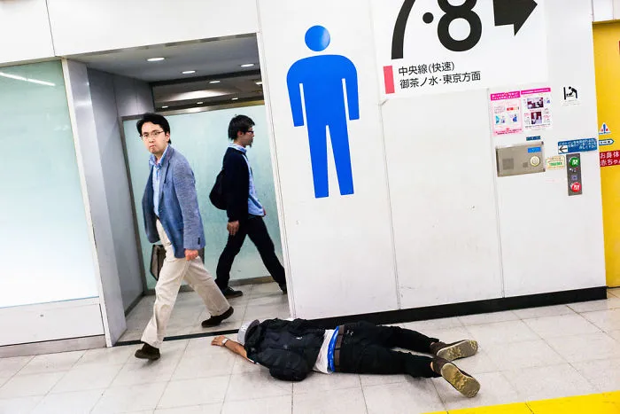 10+ Impresionantes fotos de japoneses borrachos, por Lee Chapman: el lado más desagradable de la bebida