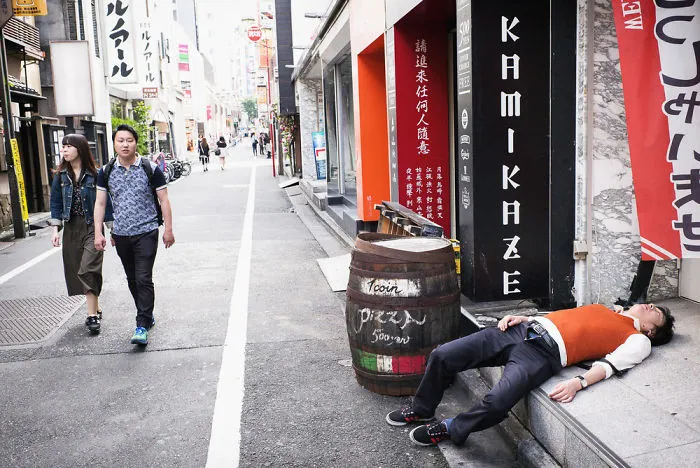 10+ Impresionantes fotos de japoneses borrachos, por Lee Chapman: el lado más desagradable de la bebida