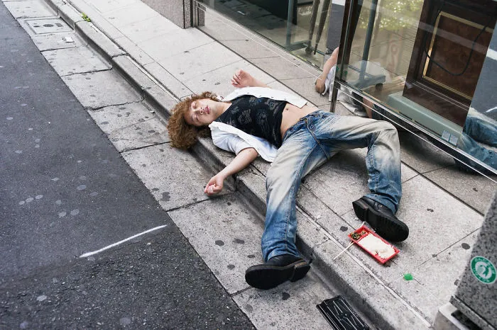 10+ Impresionantes fotos de japoneses borrachos, por Lee Chapman: el lado más desagradable de la bebida
